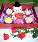 CSG15 Cupcakes with roses, bears with top-hats, and Choclote